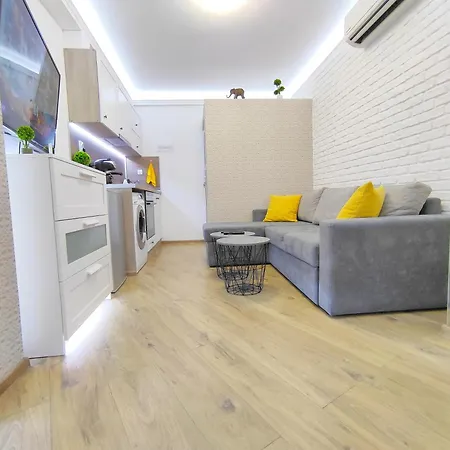 Ally's Place Apartment Warna